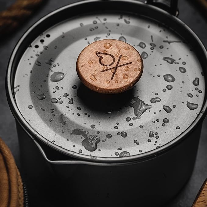 Überleben | Kessel Camp Kettle – 37 fl oz (1.1L) Camping Pot with Locking Lid, Hanger & Canvas Bag – Bushcraft Coffee & Tea Kettle, Outdoor Cooking Camping Essentials