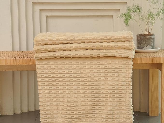 220 * 200CM Soft and Cozy Flannel Throw Blanket with New Stripe Design Lightweight and Warm Sofa Couch Blanket Suitable for Camping Home Hospital