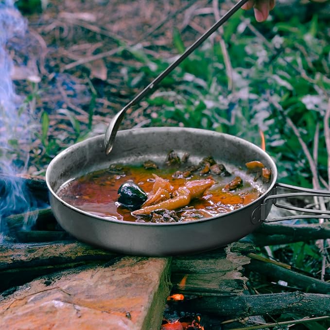 Camping Plate Titanium Pan Dish Plate with Handle & Mesh Bag, Large Reuseable Ultralight Dinner Plate for Camping Outdoors Backpacking (1000ML)