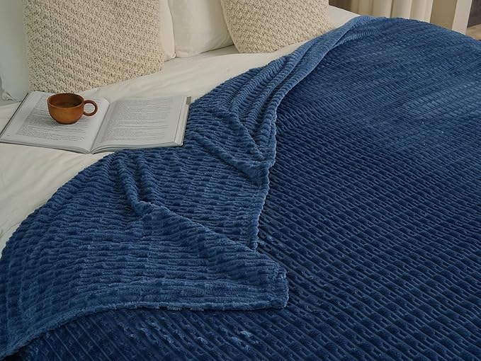 220 * 200CM Soft and Cozy Flannel Throw Blanket with New Stripe Design Lightweight and Warm Sofa Couch Blanket Suitable for Camping Home Hospital