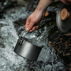 Überleben | Kessel Camp Kettle – 37 fl oz (1.1L) Camping Pot with Locking Lid, Hanger & Canvas Bag – Bushcraft Coffee & Tea Kettle, Outdoor Cooking Camping Essentials