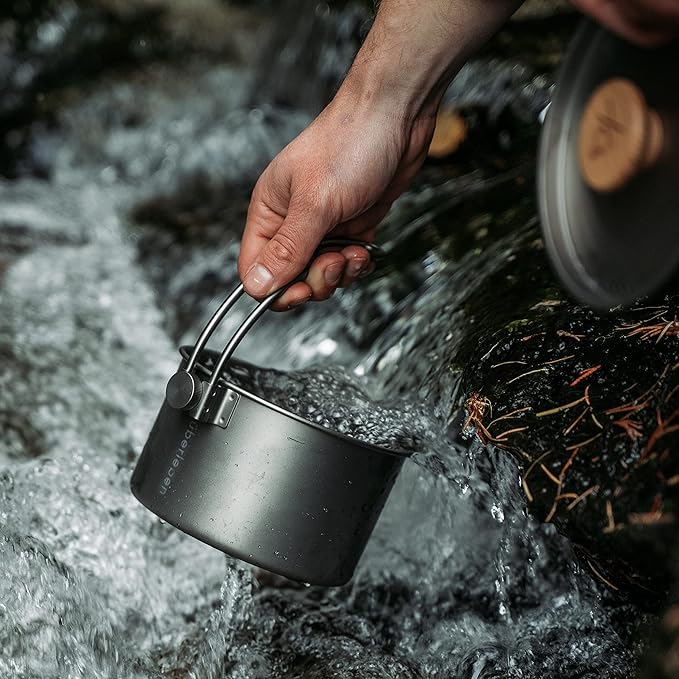 Überleben | Kessel Camp Kettle – 37 fl oz (1.1L) Camping Pot with Locking Lid, Hanger & Canvas Bag – Bushcraft Coffee & Tea Kettle, Outdoor Cooking Camping Essentials