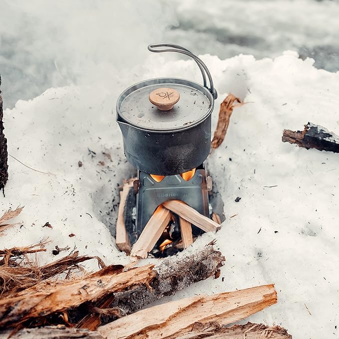 Überleben | Kessel Camp Kettle – 37 fl oz (1.1L) Camping Pot with Locking Lid, Hanger & Canvas Bag – Bushcraft Coffee & Tea Kettle, Outdoor Cooking Camping Essentials